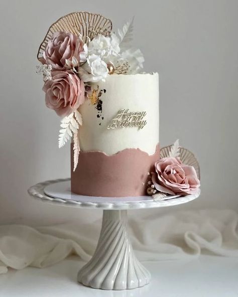 18th Birthday Cake Designs, Chocolate Ganache Drip Cake, 40th Birthday Cake For Women, Cake Styles, Ganache Drip, Modern Birthday Cakes, Cake Decorating Flowers, 50th Anniversary Cakes, Photo Cake Topper