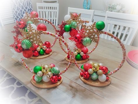 Ballon Centerpieces Christmas, Christmas Birthday Party Centerpieces, Christmas Balloon Table Centerpieces, Ornament Table Centerpieces, Christmas Balloon Centerpieces, Teen Christmas Party, Christmas Party Centerpieces, Balloon Table Centerpieces, Christmas Luncheon