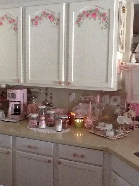 Pink Kitchen Aesthetic Vintage, Pastel Fairycore Room, Vintage Aesthetic Kitchen, Vintage Pink Kitchen, Shabby Chic Shelf, Doll Shelf, Baños Shabby Chic, Shabby Kitchen, Cocina Shabby Chic