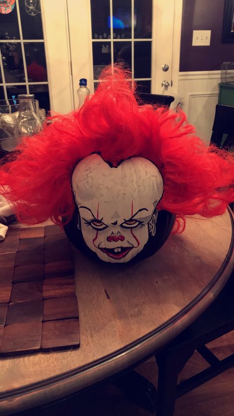 Pennywise Pumpkin, Halloween Pumpkin Crafts, Creative Pumpkin Painting, Creative Pumpkin Decorating, Dekorasi Halloween, Pumpkin Decorating Contest, No Carve Pumpkin Decorating, Pumpkin Contest, Pumpkin Painting Ideas