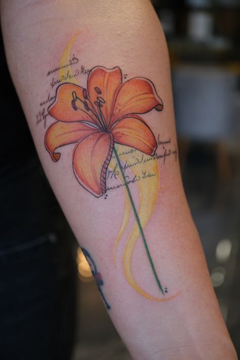 Orange lily tattoo 🧡 Orange Lily Tattoo, Lily Tattoo Color, Tattoo Lily, Kunst Tattoos, Tattoo Color, Lily Tattoo, Favorite Flower, Color Tattoo, Tattoo Art