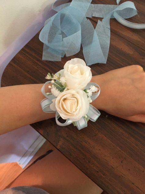 Corsage Diy, Corsage Flowers, Ribbon Corsage, Ribbon Rose Bouquets, Diy Corsage, Diy Prom, Rose Ribbon, Rose Corsage, Ribbon Rose