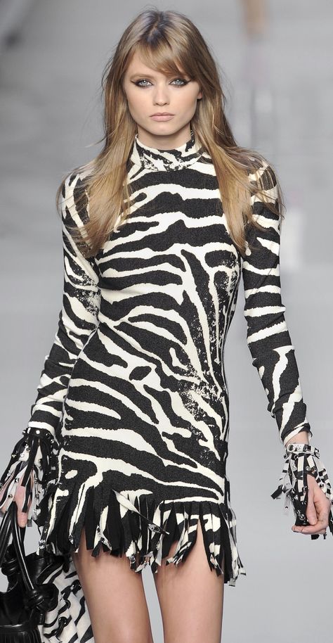 Blumarine Animal Print Outfits, Zebra Dress, Mode Boho, Animal Print Fashion, Animal Fashion, Animal Print Dresses, White Fashion, Look Chic, Zebra Print