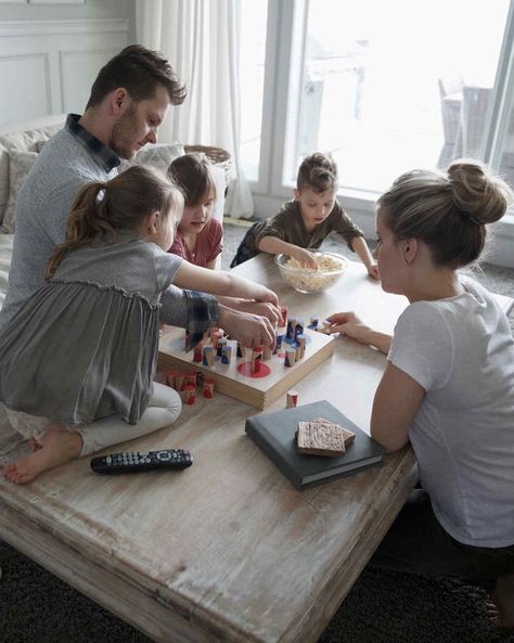 Family Activities Photography, Family Playing Board Games Photography, Hanging With Family Aesthetic, Family Playing Outside, Family Asethic, Family Playing Board Games, Family Love Aesthetic, Family Time Aesthetic, Happy Family Aesthetic