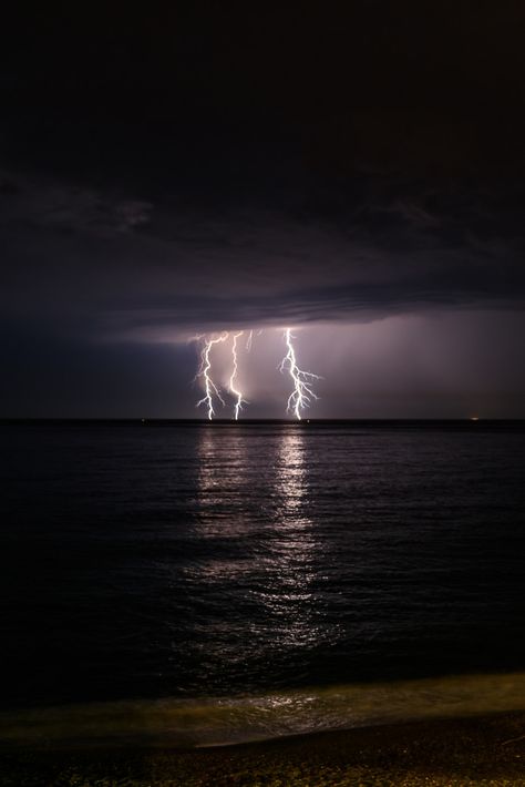 Tormenta en un mar Lighting Storm, Hollow City, Mars Wallpaper, Lighting Storms, City Landscape, Anime Chibi, Cool Wallpaper, Pretty Pictures, Aesthetic Pictures