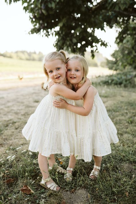 Twin Toddler Photography, Twin Sisters Photography, Summer Family Photoshoot, Outdoor Photoshoot Inspiration, Blonde Twins, Sunflower Photoshoot, Twins Posing, Toddler Poses, Photoshoot Outfit Ideas