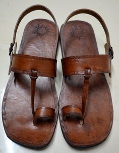 Afrikaanse Mode, Leather Sandals Handmade, Handmade Sandals, Cute Sandals, Crazy Shoes, Shoe Obsession, Hippie Chic, Nice Leather, Sandals Summer