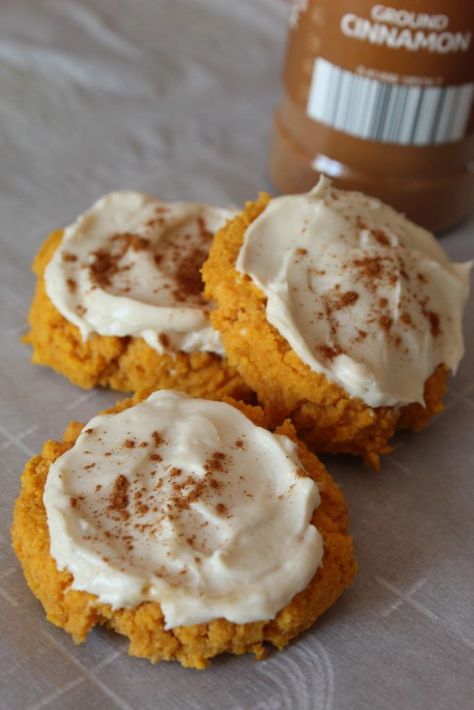 Softer than a regular sugar cookie, my Keto Pumpkin Cookies with Maple Cream Cheese Frosting are even more delicious. Keto Pumpkin Cookies, Galletas Keto, Maple Cream Cheese Frosting, Maple Cream Cheese, Dessert Mousse, Postre Keto, Keto Pumpkin, Maple Cream, Keto Friendly Desserts