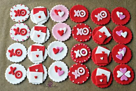 Valentines Cupcakes Decoration, Valentines Cakes And Cupcakes, Cupcakes San Valentin, Valentines Toppers, Valentine Day Cupcakes, Fondant Cupcake Toppers, Valentines Cupcakes, Valentines Day Cakes, Valentine Cake