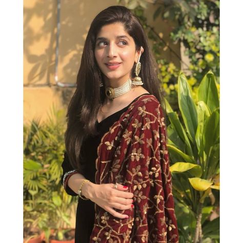 Mawra Hocane is a perfect definition of epitome of beauty in black attire with Mehroon dupatta crafted intricately. 💖💯 #mawrahocane #blackdress #designerattire #designesuits Mawra Hocane, Desi Wedding Dresses, Velvet Dress Designs, Fancy Suit, Bridal Dresses Pakistan, Stylish Short Dresses, Beautiful Suit, Pakistani Bridal Wear, Stylish Party Dresses