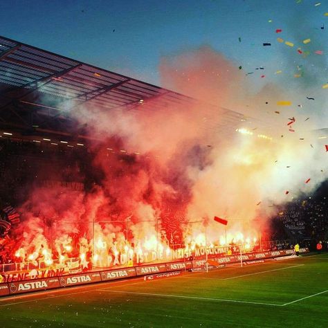 1 Fc Kaiserslautern, Fc St Pauli, Union Berlin, St Pauli, Football Is Life, Saint Etienne, Powerful Images, Football Fans, Football Soccer