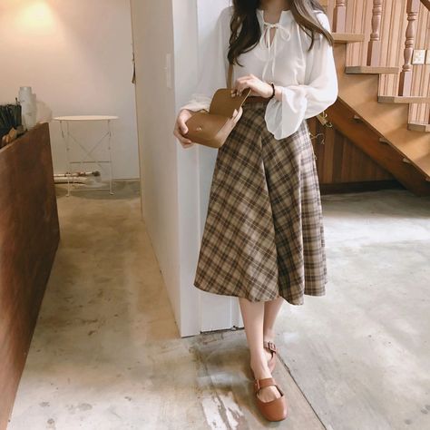 Neo Preppy, Vintage Outfits Skirts, Light Academia Outfit, A Line Skirt Outfits, Skirt Outfits Korean, Khaki Blouse, White Peasant Blouse, Skirt Knit, Preppy Business