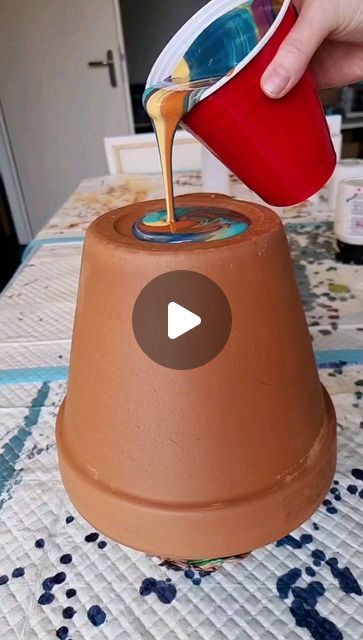 Ideas To Paint Pots, How To Paint A Terra Cotta Pot, Swirl Painting Ideas, Painted Plant Pot Ideas, How To Paint A Vase, Terracotta Planter Ideas, Indoor Plant Pots Diy, Paint Pots Ideas, Paint Pour Ideas