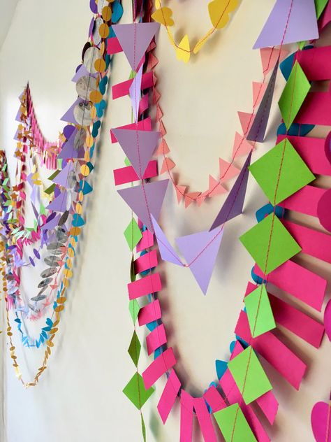 Diy Kids Party Decorations, Homemade Party Decorations, Birthday Deco, Bunting Diy, Pom Crafts, Christmas Campaign, Fabric Garland, Paper Wreath, Pom Pom Crafts