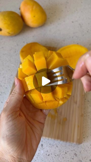 Mango Decoration Ideas, How To Cut A Mango Easy, How To Cut A Mango With A Pit, How To Cut Mango, Mango Cut, Fruit Summer, Mango Fruit, Mango Recipes, Easy Video