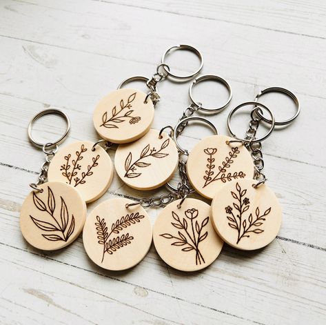 Burn Pen Ideas, Botanical Wood Burning, Wood Stencil Designs, Pen Engraving Ideas, Wood Burned Designs, Wood Burning Flowers Simple, Wood Burn Crafts, Woodburned Keychain Ideas, Wood Burn Keychain