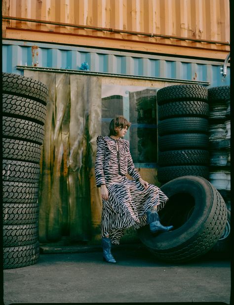 sickymag Garage Fashion Editorial, Goofy Photoshoot, Garage Editorial, City Cowgirl, Streetwear Photoshoot Ideas, Car Yard, Streetwear Photoshoot, Fragrance Campaign, Abandoned Amusement Park