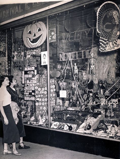 S. Howard St., Baltimore 1950...store filled with treasures... 1950s Halloween, Dekorasi Halloween, Vintage Halloween Photos, Vintage Halloween Images, What Is Halloween, Halloween Store, Vintage Halloween Decorations, Store Window, Halloween Vintage