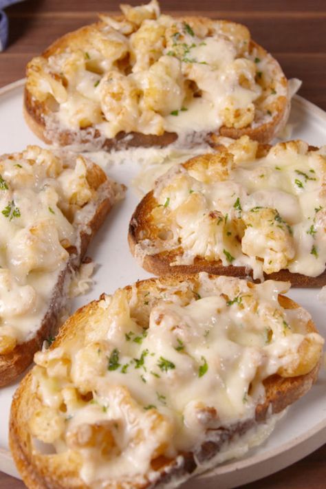 Cheesy Cauli Toast Last Minute Appetizer, Sweet Potatoe Bites, Pumpkin Hummus, Low Carb Easy, Cauliflower Recipe, Low Carb Appetizers, Dinner Side Dishes, Thanksgiving Appetizers, Cauliflower Recipes