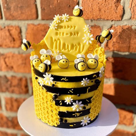 Bee Cake Design Cake Design Images (Bee Cake Design Birthday Cake Ideas) Birthday Cake Bumblebee, Bee Decorated Cake, Cake Bee Design, Honey Bee Cake Design, Bees Cake Ideas, Honey Bee Theme Cake, Bumblebee Cake Ideas, Bee Cakes Ideas, Spring Themed Cake