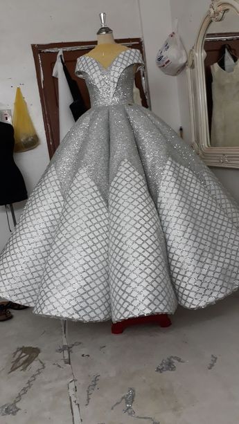 how to make 10 panel gown Panel Ball Gown, 1800s Dresses, Casual Gowns, Make 10, Sewing Clothes Women, Fashion Design Patterns, Barbie Gowns, Gown Pattern, Kids Gown