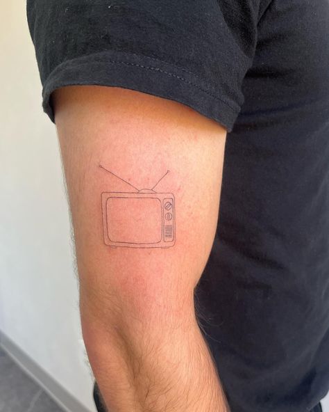 📺 - - - #tv #tvtattoo #tattoo #finelinetattoo #nwi #indianatattoo Vintage Tv Tattoo, Tv Tattoo Ideas, Cinema Tattoo, Film Tattoo, Tv Tattoo, E Tattoo, Vintage Tv, Retro Tv, Matching Tattoos