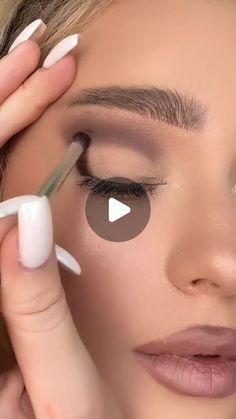 Work Party Makeup, How To Put Makeup On, Makeup Looks 2024, Makeup For Christmas Party, Self Makeup Tutorial, Contour Makeup For Beginners Over 40, How To Do Eye Makeup, Make Up Ideas Creative, Italian Makeup Looks