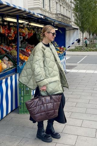 Years Later, This Best-Selling Jacket Is Still the Perfect Autumn Layer The Frankie Shop Jacket, Long Quilted Jacket Outfit, The Frankie Shop Quilted Jacket, Frankie Shop Quilted Jacket, Frankie Shop Jacket, Quilted Jacket Street Style, Quilting Jacket, Trending Jackets, Quilted Jacket Outfit