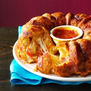 Pizza Monkey Bread | What a great idea for a pull apart bread recipe! Just look at all that cheese! Stromboli Ideas, Pull Apart Bread Appetizer, Pull Apart Recipes, Recipe For Pizza, Pizza Monkey Bread, Pull Apart Pizza, Bread Pull Apart Recipes, Fingerfood Party, Canned Biscuits