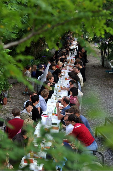 dining at one long table--more social than many smaller ones Intentional Community, Portable Garden, A Moveable Feast, Drought Tolerant Garden, Outdoor Dinner Parties, Urban Agriculture, Community Living, Outdoor Dinner, Community Garden