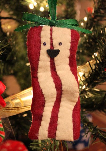 Bacon tree ornament...omg...my son LOVES bacon...have to make one to hang on the tree this year just for fun!  I bet we all have someone in our family who LOVES bacon... Felt Ornaments Diy, Diy Felt Christmas Ornaments, Diy Felt Christmas Tree, Funny Christmas Ornaments, Diy Christmas Ornament, Felt Christmas Tree, Ornament Tutorial, Navidad Diy, 12 December