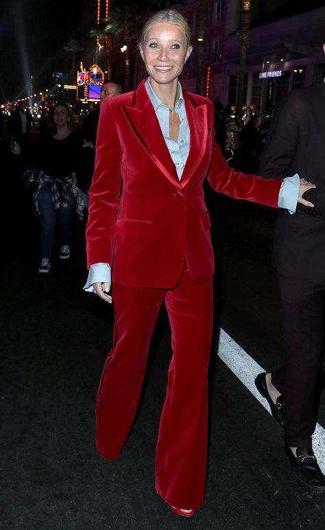 Gwyneth Paltrow Rewears Iconic Red Gucci Suit From 1996 VMAs Gucci Tuxedo, Red Velvet Tuxedo, Red Blazer Outfit, Velvet Gucci, Red Velvet Suit, Vietnam Clothes, Gucci Love Parade, High Low Fashion, Love Parade