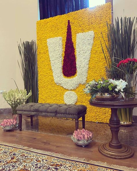 @decorsutra on Instagram: “These Marigolds will always make us fall in love with their elegance.. Beautiful & traditional floral wall setup by @saudaminisharma…” Indian Traditional Decoration Ideas, Traditional Ganpati Decoration, Back Drop Decorations For Pooja, Gruha Pravesham Decoration Ideas, Traditional Backdrop Decoration, Flower Decoration For Ganpati, Leaf Decor Wedding, Ganpati Decoration Theme, Flower Wall Decoration