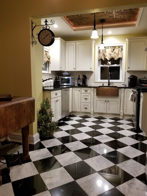 Black And White Tile Kitchen Vintage, Checkered Floors Living Room, Vintage Kitchen Checkered Floor, Check Board Kitchen Floor, Black And White Tile Kitchen Floor Vintage, Checkered Tiles Kitchen, Black And White Kitchen Floor Tiles, Checker Floor Kitchen, Black And White Tile Kitchen Floor