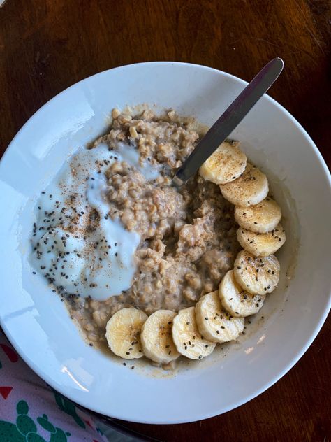 oats, pea protein powder, chia seeds, yoghurt, cinnamon, vanilla Chia Seeds And Oatmeal, Chia Seed Porridge, Chia Seeds And Oats, Oats And Chia Seeds Breakfast, Yoghurt Oatmeal, Overnight Oats Banana Cinnamon, Oats With Chia Seeds, Oatmeal With Fruit, Holy Girl