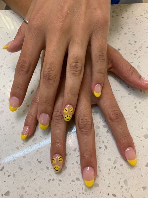 Happy Acrylic Nails, All Yellow Nails, Yellow Happy Face Nails, Happy Nail Ideas, Nails Art Yellow, Happy Face Nail Designs, Summer Nail Inspo Multicolor, Smiley Nails Happy Faces, Nail With Smiley Face