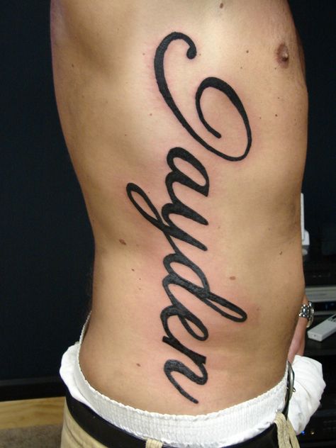 Jayden name tattoo design on rib cage Last Name Tattoos, Tato Nama, Font Tato, Rib Tattoos For Guys, Tattoo Script Fonts, Cage Tattoos, Ribcage Tattoo, Tattoos With Kids Names, Kunst Tattoos