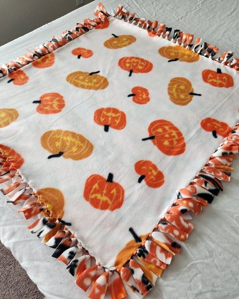 Tie Knot Blanket Ideas, Tie Blanket Ideas, Tie Knot Blanket, Girls Halloween Party, Chunky Knit Blanket Pattern, Fall Ties, Knot Blanket, No Sew Fleece, No Sew Fleece Blanket