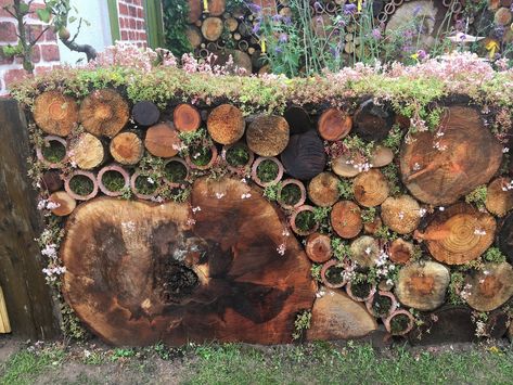 Garden Flowers Ideas, Hanging Garden Ideas, Log Wall, Natural Fence, Beautiful Wall Hanging, Homestead Gardens, Flowers Ideas, Have Inspiration, Wildlife Gardening