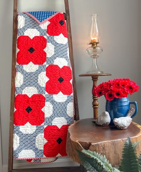 Symbol Of Sacrifice, Poppy Quilt, Quirky Quilts, Football Quilt, Floral Quilts, Quilt Crafts, Cake Squares, Snowball Quilts, Quilting Math