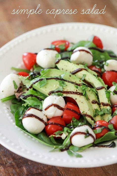 Quick and simple Caprese Salad - an easy and delicious salad filled with salad, mozzarella, tomatoes, avocados and balsamic glaze! Easter Side Dishes Vegetables, Avocado Caprese Salad, Homemade Salads Recipes, Weekly Menu Plan, Easter Side Dishes, Chicken Chopped Salad, Popular Side Dishes, Ambrosia Salad, Italian Soup