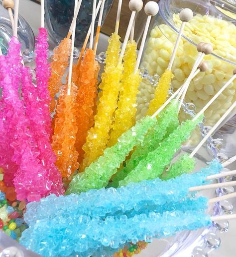 Homemade Lollipops, Candy Drinks, Sleepover Food, Junk Food Snacks, Candy Sticks, Rainbow Food, Cute Snacks, Food Sweet, Yummy Comfort Food