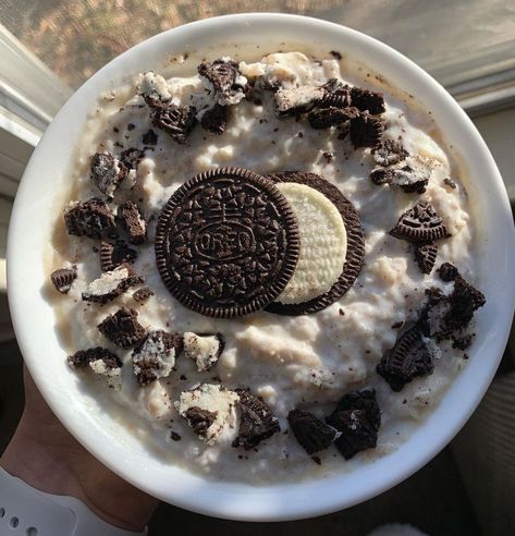 Juliana on Instagram: “Good morning 🌞 COOKIES AND CREAM YOATS ok, you might be thinking WHY ARE YOU EATING YOGURT AND OREOS?? but the yogurt makes it so creamy…” Oreo 4, Oat Bowls, Oatmeal Toppings, Oatmeal Porridge, Great Poems, Quaker Oats, Oatmeal Bowls, Oats Quaker, Monk Fruit