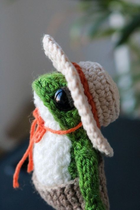 Frog Hat Knitting Pattern, Crochet Frog With Clothes, Crochet Frog Doll, Knitted Frog Hat, Overall Crochet, Amigurumi Hat, Amigurumi Frog Pattern, Froggy Crochet, Crochet Frog Hat