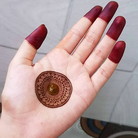 Round Mehndi Design, Mehndi Designs For Kids, Very Simple Mehndi Designs, Simple Mehndi Designs Fingers, Modern Mehndi Designs, Mehndi Decor, Latest Bridal Mehndi Designs, Mehndi Designs Front Hand, Mehndi Simple