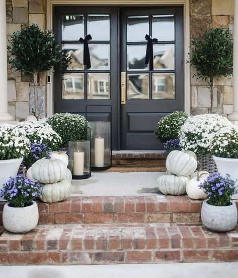 Front Yard Halloween Decorations, Porch Fall Decor, Mums In Pumpkins, Fall Front Door Decor, Fall Front Porch Decor Ideas, Porch Pumpkins, Fall Living Room, Fall Front Porch Decor, Fall Front Door