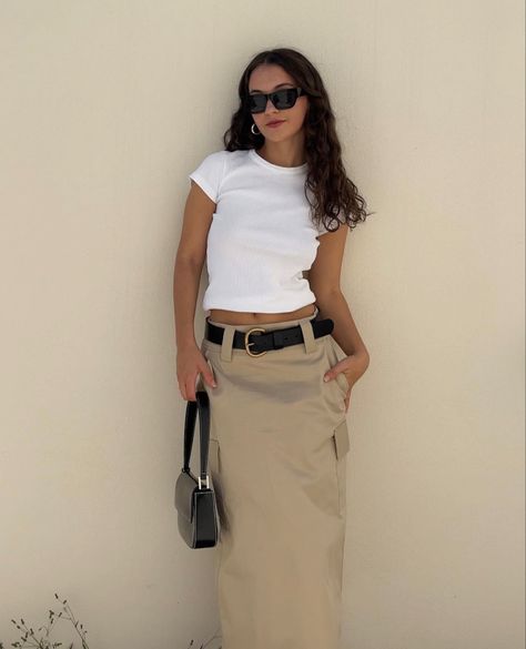 #fashion #outfits Casual Chic Parisian, Beige Skirt Outfit, Outfit Inspo Basic, Cargo Skirt Outfit, Parisian Style Outfit, Beige Midi Skirt, Minimalistic Outfits, Denim Skirt Fashion, Leather Skirt Outfit