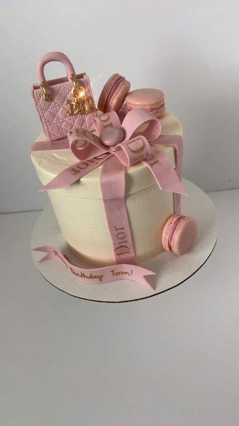 Designer Bag Cake, Dior Cake Ideas, Designer Cakes Birthday, Dior Birthday Cake, Rich Birthday Cake, Dior Cake, Gymnastics Birthday Cakes, Glamour Cake, Chanel Birthday Cake