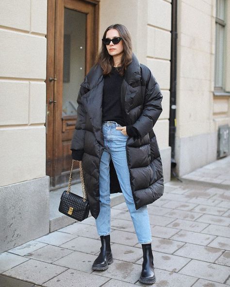 Caroline Blomst on Instagram: “Winter uniform ✔️ 😎❄️ wearing @lempelius coat @celine bag @arketofficial boots” Long Black Puffer Coat Outfit, Black Puffer Coat Outfit, Long Puffer Coat Outfit, Black Puffer Outfit, Look Puffer Jacket, Long Puffer Jacket Outfit, Black Puffer Jacket Outfit, Caroline Blomst, Puffer Coat Outfit