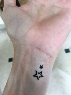 Tato Henna, Pretty Hand Tattoos, Pen Tattoo, Sharpie Tattoos, Hand Doodles, 4 Tattoo, Star Tattoo, Small Hand Tattoos, Dream Tattoos